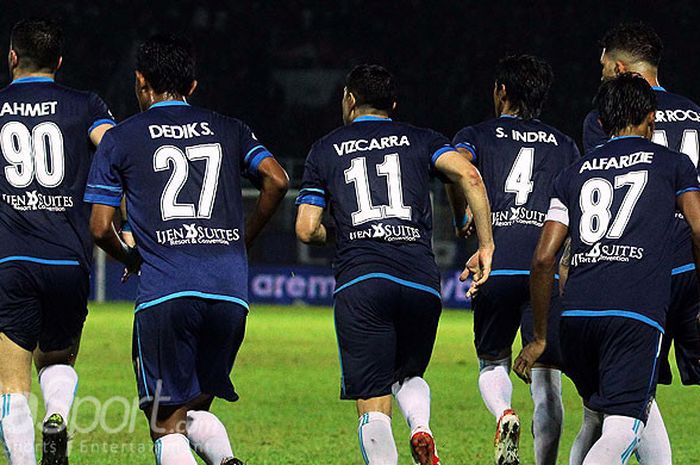 Pemain Arema FC usai merayakan gol Esteban Vizcarra dalam laga pekan ke-26 Liga 1 melawan Persija Jakarta di Stadion Kanjuruhan Malang, Jawa Timur, Minggu (24/09/2017) malam.