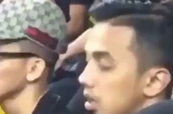 Suporter Malaysia tertidur saat menonton laga final sepak bola SEA Games 2017 Malaysia kontra Thailand.