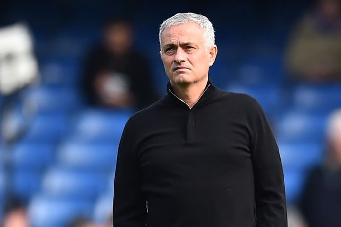  Ekspresi pelatih Manchester United, Jose Mourinho, sebelum dimulainya laga Liga Inggris melawan Chelsea di Stadion Stamford Bridge, London, Inggris pada 20 Oktober 2018. 