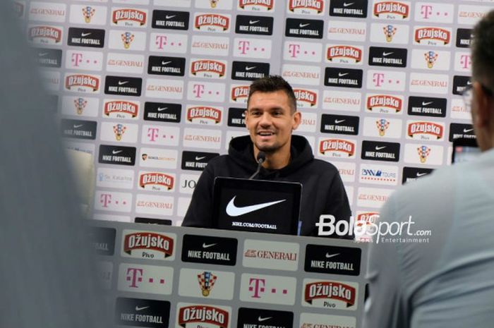 Bek timnas Kroasia, Dejan Lovren, berbicara kepada media dalam sesi konferensi pers di Roshchino Arena, Roshchino, Rusia, Minggu (24/6/2018).