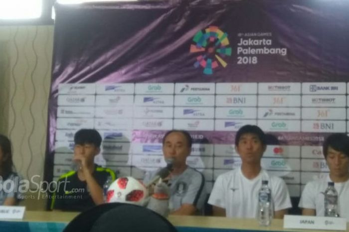 Bintang timnas U-23 Korea Selatan, Son Heung-min (kedua dari kiri), didampingi pelatih Kim Hak-bum (ketiga dari kiri) dalam sesi konferensi pers yang juga dihadiri pelatih Jepang, Hajime Moriyasu (kedua dari kanan) serta kapten Koji Miyoshi (paling kanan) di Stadion Stadion Pakansari, Kabupaten Bogor, Jumat (31/8/2018).