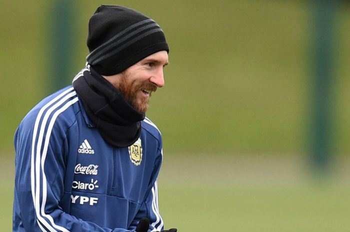 Megabintang Argentina, Lionel Messi, menjalani sesi latihan di City Academy training complex, Manchester, Inggris, pada 21 Maret 2018.   