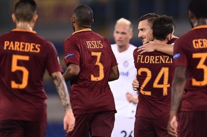 Penyerang AS Roma, Francesco Totti (tengah), merayakan gol Alessandro Florenzi dalam pertandingan Grup E Liga Europa melawan Austria Wien, Kamis (20/10/2016). 