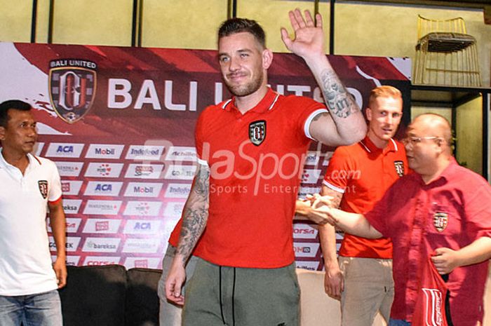 Pemain asing Bali United, Kevin Brands, melambaikan tangan ke awak media sesaat sebelum diperkenalkan secara resmi oleh Bali United dalam acara jumpa pers di Denpasar, Bali, Kamis (14/12/2017).