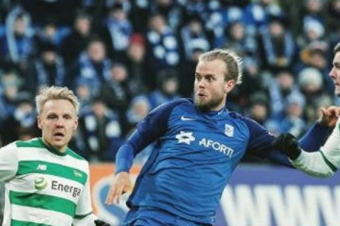 Striker Lech Poznan, Christian Gytkjaer, saat dikawal oleh dua pemain Lechia Gdansk dalam pertandingan lanjutan Liga Polandia pekan ke-28 di Stadion Miejski, Poznan, Jumat (16/3/2018)