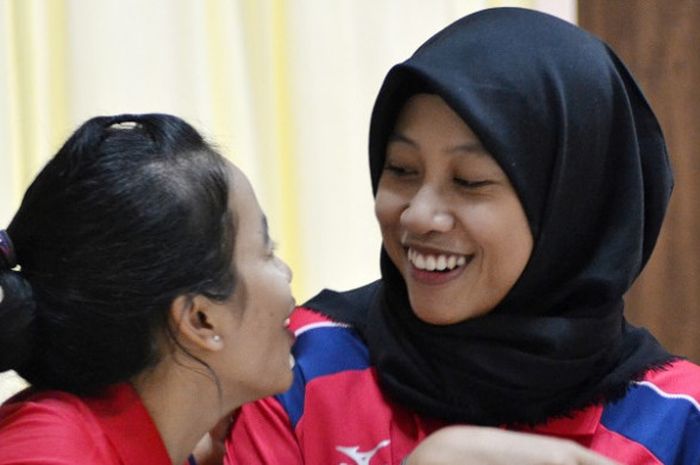 Pebola voli putri nasional, Megawati Hangestri dan Wahida Muntaza Arifin, berbicara dalam acara pelepasan oleh PBVSI di Padepokan Voli, Sentul, Bogor, Jawa Barat, Selasa (15/8/2017).