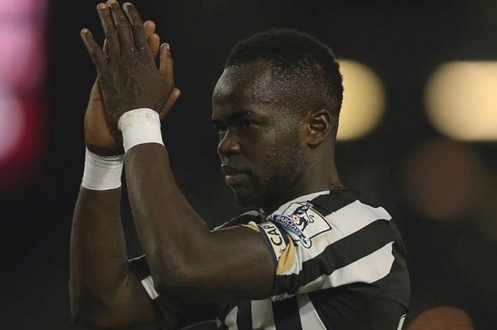 Gelandang Newcastle United, Cheick Tiote, mengucapkan terimakasih kepada para suporter Newcastle seusai laga kontra Burnley di Turf Moor, Burnley, pada 2 Desember 2014.