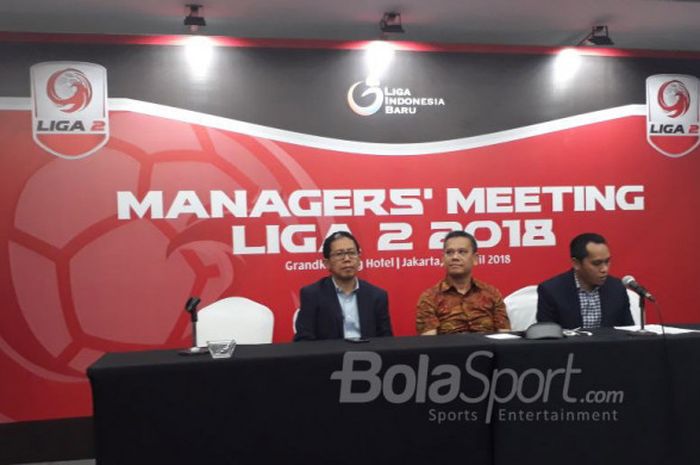 Plt Ketum PSSI, Joko Driyono, bersama dengan Direktur Utama PT LIB, Berlinton Siahaan, dan COO PT LIB, Tigorshalom Boboy, selepas Manajer Meeting Liga 2 di Hotel Grand, Kemang, Jakarta Selatan, Senin (16/4/2018)