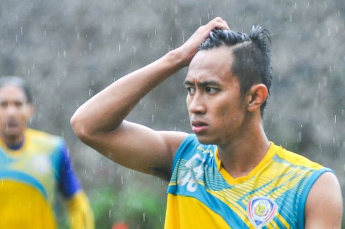 Antoni Putra segera teken kontrak sebagai bagian dari Arema Cronus. Ia sudah gabung pemusatan latihan Arema Cronus di Lapangan Agrokusuma, Kota Batu, sejak Selasa (9/2/2016).