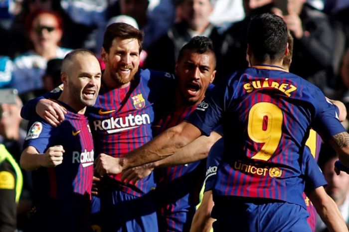Megabintang FC Barcelona, Lionel Messi (kedua dari kiri), merayakan golnya bersama Andres Iniesta, Paulinho, dan Luis Suarez dalam laga Liga Spanyol kontra Real Madrid di Stadion Santiago Bernabeu, Madrid, pada 23 Desember 2017.