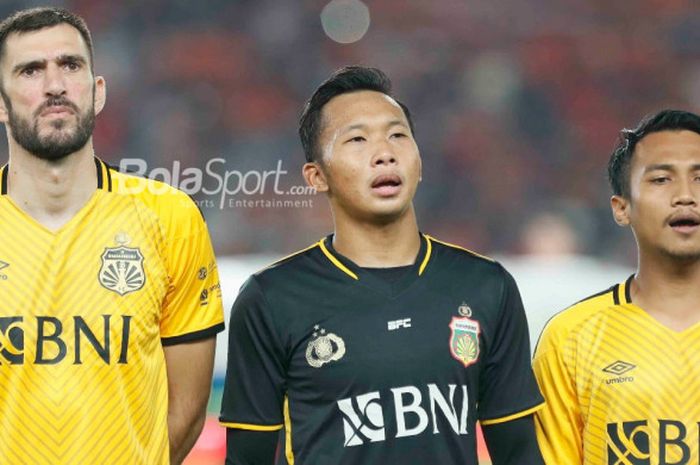 Bek Bhayangkara FC, Vladimir Vujovic, bersama kiper Awan Setho, dan Muhamad Hargianto, berpose jelang laga pembuka Liga 1 2018 kontra Persija Jakarta di Stadion Utama GBK pada Jumat (23/3/2018).