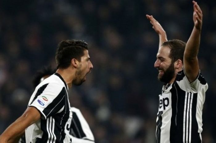 Aksi selebrasi gelandang Juventus, Sami Khedira (kiri), bersama striker Gonzalo Higuain setelah mencetak gol ke gawang Pescara dalam laga Serie A di Juventus Stadium, Turin, 19 November 2016.