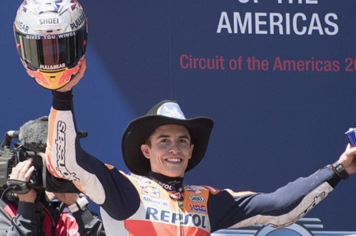 Pebalap Repsol Honda, Marc Marquez, mengangkat kedua tangannya sebagai bentuk selebrasinya seusai memenangi balapan MotoGP Americas 2018 di Circuit of the Americas, Austin, Texas, Amerika Serikat, Minggu (22/4/2018).