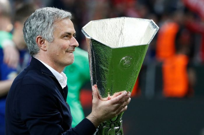 Pelatih Manchester United, Jose Mourinho, mengangkat trofi Liga Europa seusai membawa timnya mengalahkan Ajax Amsterdam dalam laga final di Stadion Friends Arena, Solna, Swedia pada 24 Mei 2017.