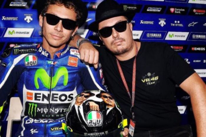 Valentino Rossi dan sahabatnya, Alessio Salucci, memamerkan desain helm spesialnya di MotoGP San Marino 2016.