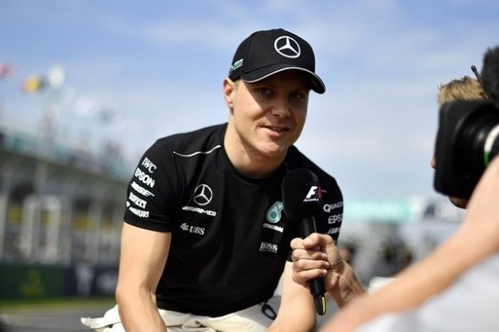 Pebalap Mercedes, Valtteri Bottas, menjawab pertanyaan media pada parade pebalap Formula 1 sebelum menjalani balapan GP Australia di Sirkuit Melbourne Grand Prix, Albert Park, Minggu (26/3/2017).