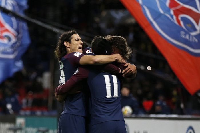 Gelandang Paris Saint-Germain, Adrien Rabiot (kanan), merayakan gol yang dia cetak ke gawang Guingamp dalam laga babak 32 besar Piala Prancis di Stadion Parc des Princes, Paris, pada 24 Januari 2018.