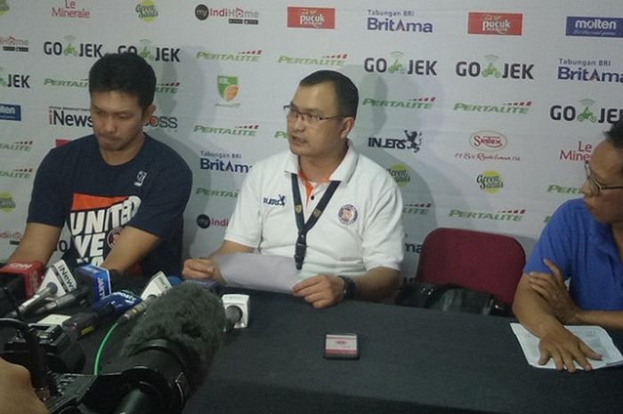 Pelatih Pelita Jaya Jakarta, Johanis Winar (tengah), dalam konfernsi pers pasca-gim pertama final IBL 2018 versus Satria Muda Britama, Kamis (19/4/2018).