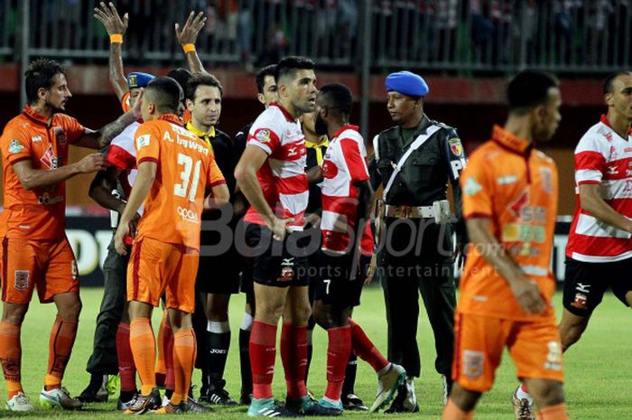 Protes para pemain Madura United ke wasit di laga menghadapi Borneo FC