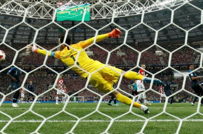 Kiper Prancis, Hugo Lloris, gagal mengantisipasi bola tendangan pemain Kroasia, Ivan Perisic, dalam laga final Piala Dunia 2018 di Stadion Luzhniki, Moskow, 15 Juli 2018.