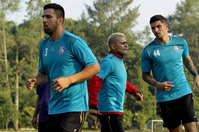 Arthur Cunha (kanan), Cristian Gonzales, dan Ahmet Ayetew sedang berlatih di markas Arema FC.