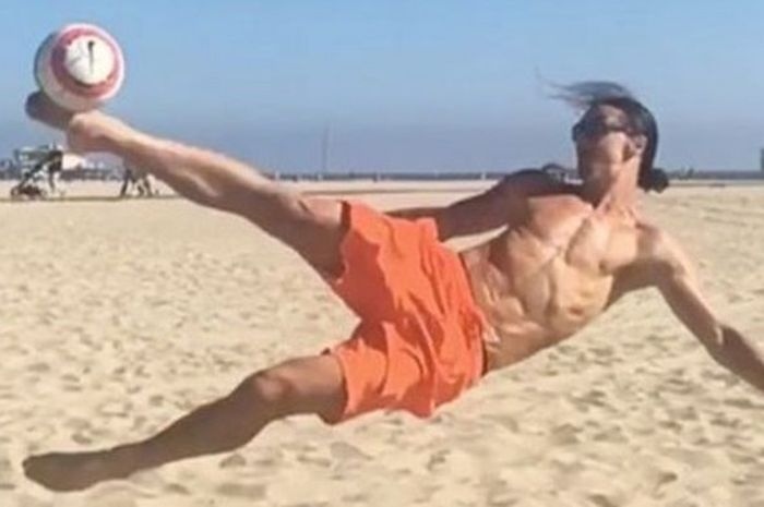 Penyerang anyar Manchester United, Zlatan Ibrahimovic, memamerkan tendangan gunting di Venice Beach, California pada Selasa (19/7/2016).