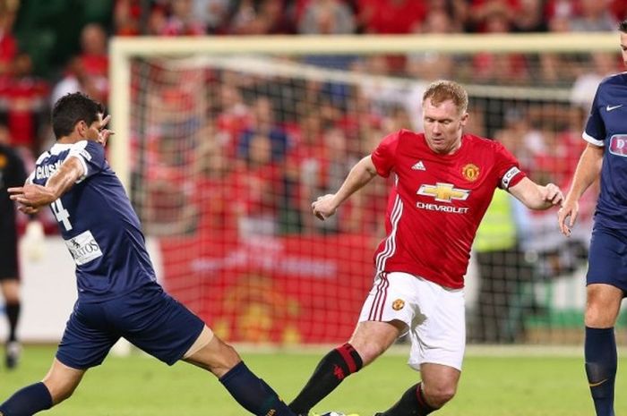 Pemain PFA Aussie Legends, Simon Colosimo (kiri), berduel dengan kapten Manchester United Legends, Paul Scholes, dalam pertandingan persahabatan di Stadion Nib, Perth, Australia, pada 25 Maret 2017.