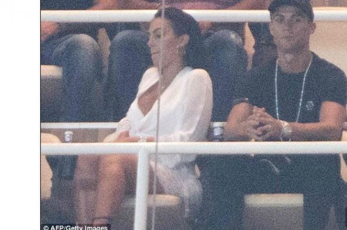 Cristiano Ronaldo dan Georgina Rodriguez menonton Real Madrid vs Barcelona. Sang pacar terlihat bosan. Ronaldo kurang bersemangat.