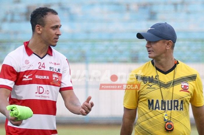 Marquee Player Madura United, Peter Odenwengi (kiri), berdiskusi dengan pelatih Gomes De Oliveira saat berlatih di Stadion Gelora Bangkalan, Jawa Timur, Rabu (12/04/2017).
