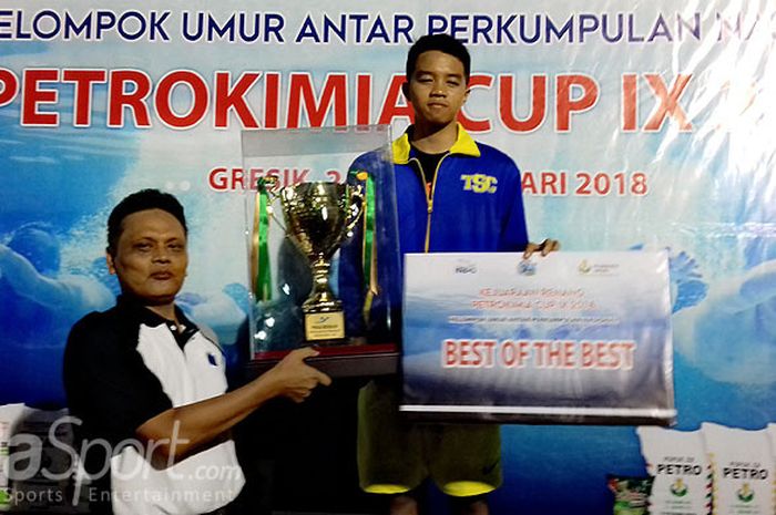 Perenang asal klub TSC, Bali, Andrew Tan, saat menerima penghargaan sebagai perenang terbaik di Kejurnas Petrokimia Cup 2018 minggu lalu.