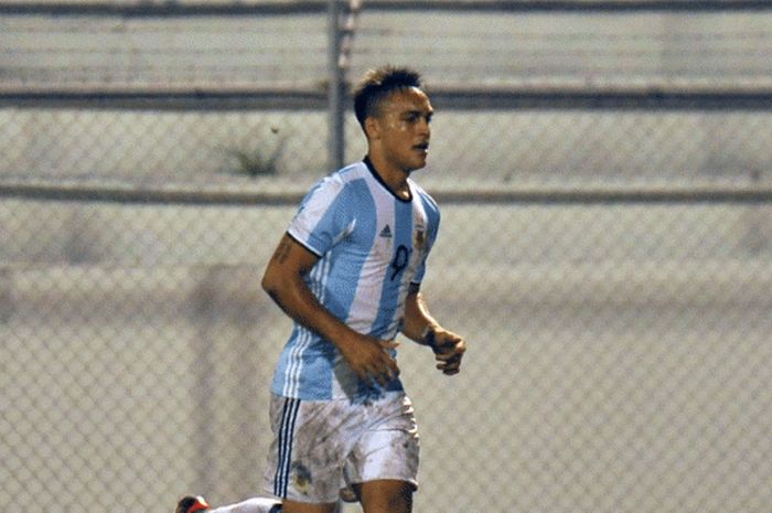 Lautaro Martinez merayakan golnya ke gawang Peru dalam laga South American Championship di Olimpico Stadium, 19 Januari 2017. 