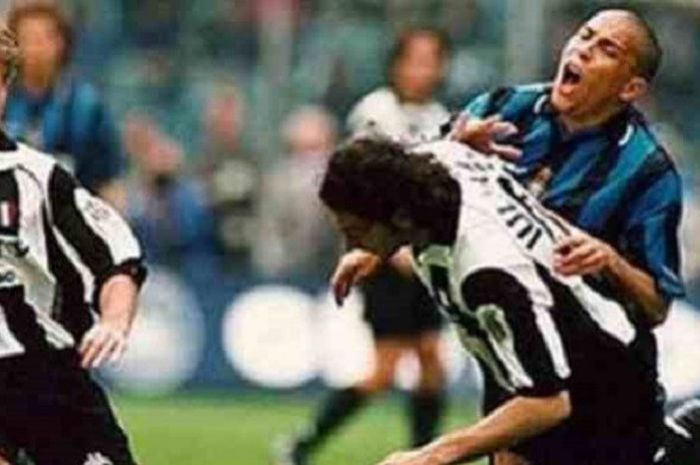 Striker Inter Milan, Ronaldo, dijatuhkan oleh bek Juventus, Mark Iuliano, pada laga lanjutan Liga Italia Serie A, pada 26 April 1998.