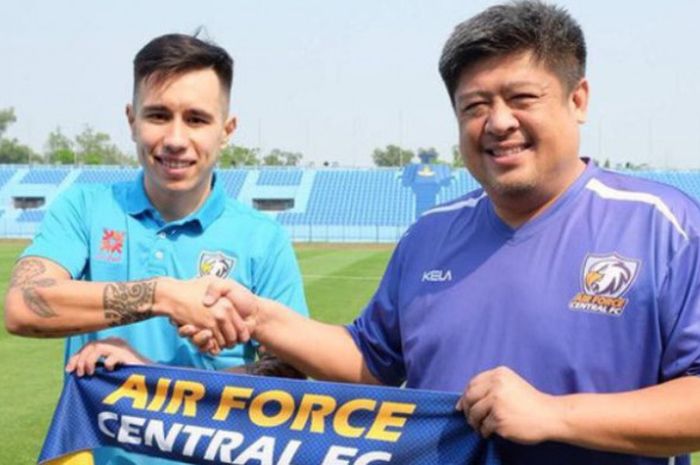 Bek berpaspor Vietnam, Michal Nguyen (kiri) saat diperkenalkan sebagai pemain baru klub Liga Thailand, Air Force Central.