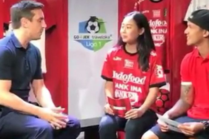 Irfan Bachdim Sedang Mewanwancarai Gary Neville Di Ruang Ganti Bali United saat Bali United menjamu PSM Makassar di Stadion Kapten I Wayan Dipta, Bali, Minggu 23 Juli 2017.