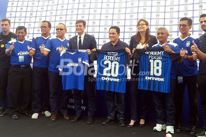    Wakil Presiden Inter Milan, Javier Zanetti dan Presiden Inter Milan, Erick Thohir, berfoto bersama jajaran manajemen Persib Bandung di Stadion Siliwangi, Kota Bandung, Selasa (13/2/2018).   