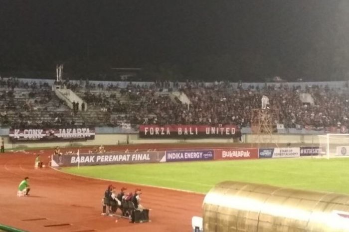 Suporter Bali United yang duduk di belakang gawang bagian utara Stadion Manahan, Solo, Sabtu (3/2/2018).
