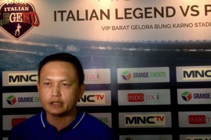 Pemain Primavera Baretti, Yeyen Tumena, menghadiri konferensi pers menjelang laga melawan Italian Legend di VIP Barat Gelora Bung Karno, Jakarta, Senin (28/3/2016).