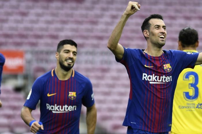 Gelandang FC Barcelona, Sergio Busquets (kanan), merayakan gol yang dia cetak ke gawang Las Palmas dalam laga Liga Spanyol di Stadion Camp Nou, Barcelona, pada 1 Oktober 2017.