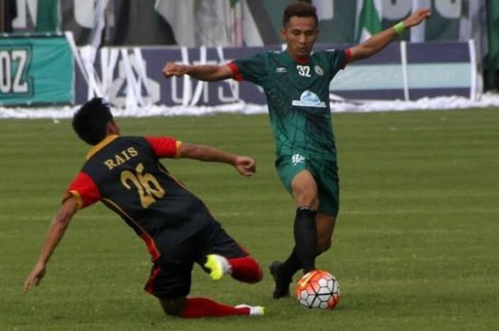 Gelandang PSS, Dave Mustaine mencoba melewati bek Kalteng Putra, M Rais di Stadion Maguwoharjo, Sleman, Minggu (6/11/2016) sore. 