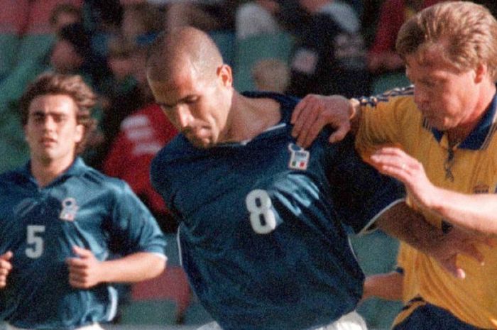 Stefan Schwarz (kanan) menarik kaus Dino Baggio, sedangkan Fabio Cannavaro mengamati dari belakang. Peristiwa ini cuplikan pertandingan persahabatan antara timnas Swedia lawan Italia di Goteborg, 2 Juni 1998.