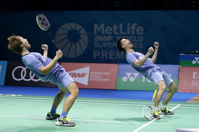 Pasangan ganda putra Indonesia, Marcus Fernaldi Gideon/Kevin Sanjaya Sukamuljo, melakukan selebrasi karena meraih tiket final seusai mengalahkan Takeshi Kamura/Keigo Sonoda (Jepang), dengan skor 21-10, 18-21, 21-16, pada laga semifinal BWF Superseries Finals 2017 yang berlangsung di Hamdan Sports Complex, Dubai, Sabtu (16/12/2017).