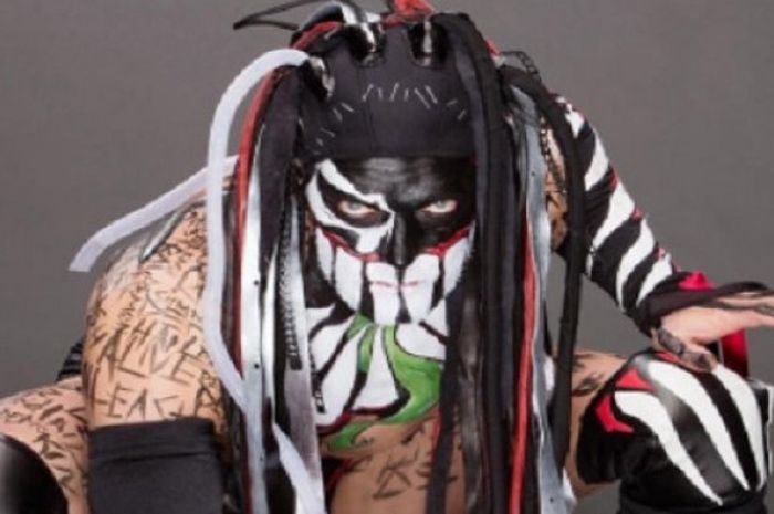 Pegulat WWE, Finn Balor, diceritakan memiliki alter ego seorang iblis sehingga memiliki julukan Demon King.