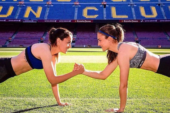 Dua pemain tim wanita FC Barcelona, Olga Garcia (kiri) dan Alexia Putellas (kanan), saat menjalani pemotretan di Camp Nou.