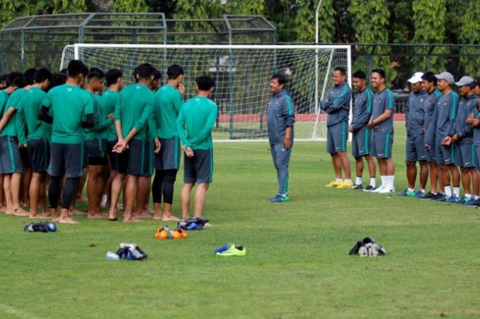 Pelatih timnas U-19 Indonesia, Indra Sjafri memberikan pengarahan kepada pemainnya seusai sesi game internal di Stadion UNY, Sleman pada Sabtu (5/8/2017) pagi. 