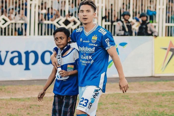 Kim Kurniawan memeluk Bobotoh cilik bernama Galang di Stadion Wiradadaha, Tasikmalaya, Rabu (15/8/2018)