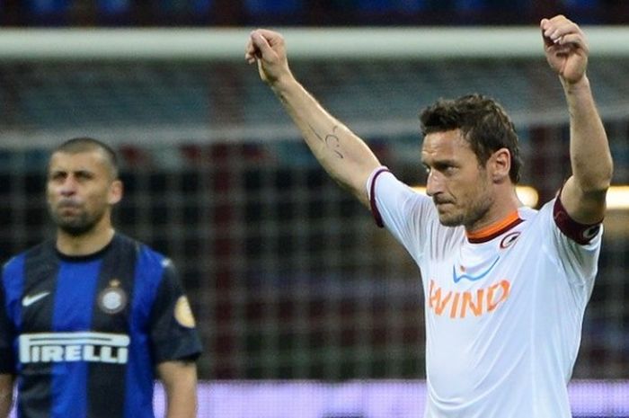 Francesco Totti merayakan gol AS Roma ke gawang Inter Milan pada partai semifinal Coppa Italia di Stadion Giuseppe Meazza, 17 April 2013.