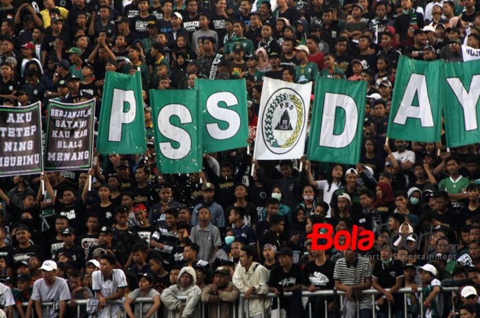   Aksi Sleman Fan dalam mendukung PSS Sleman pada Liga 2 2018.   