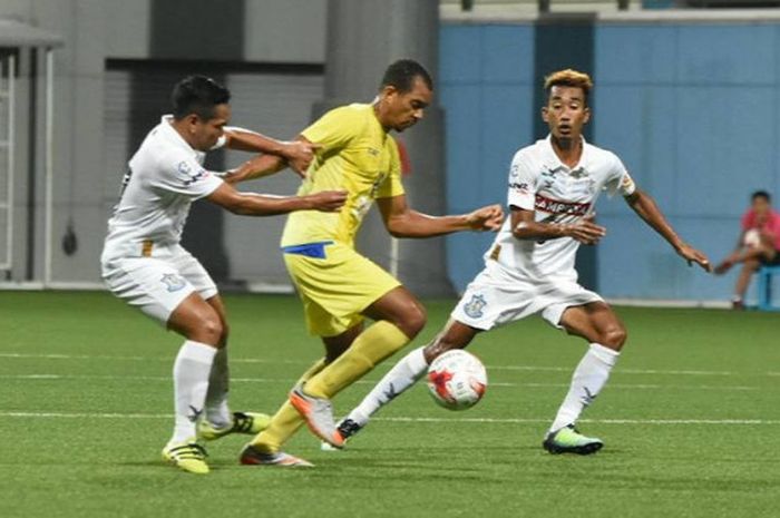 Pemain Global Cebu FC, Darryl Robert (tengah) mencoba lepas dari hadangan pilar Boeung Ket FC pada perempat final pertama Piala Singapura 2017 di Stadion Jalan Besar, 8 Agustus 2017. 