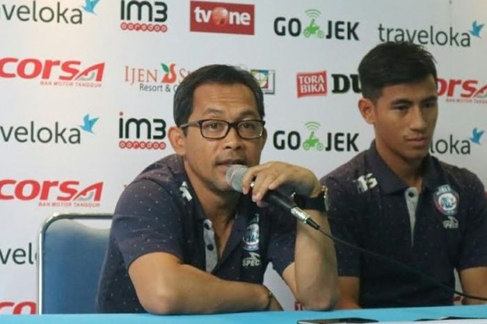Pelatih Arema FC, Aji Santoso (kiri) bersama gelandang Hanif Sjahbandi saat sesi jumpa pers pra-laga timnya kontra Mitra Kukar di kantor Arema FC, Jalan Kertanegara No. 7 Kota Malang, Sabtu (27/5/2017).