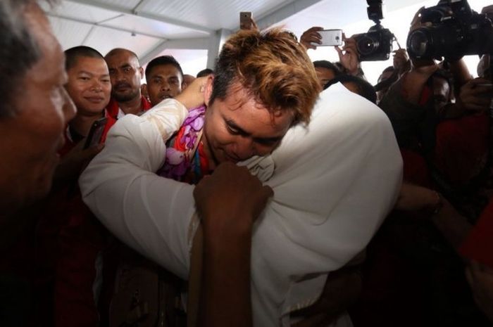 Pebulu tangkis ganda campuran Indonesia, Tontowi Ahmad, memeluk ibundanya sesaat setelah tiba di Bandara Soekarno Hatta, Jakarta, Selasa (23/8/2016). 